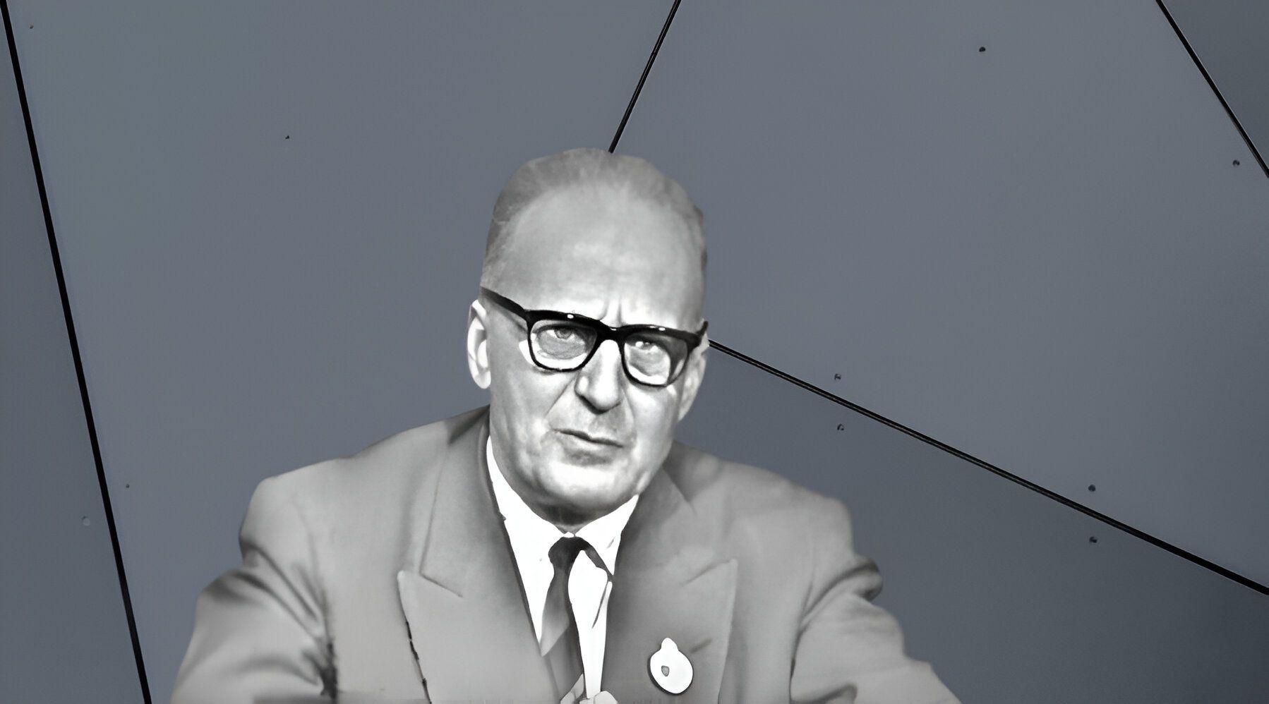 Threads of Identity: What Algerian Thinkers Reveal About Clothing and Civilization